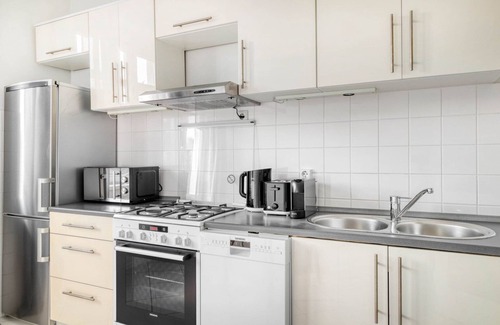 Hietzing Apartamento | Airy Hietzing 4BR w/ Community Garden & Private Terrace, by Blueground