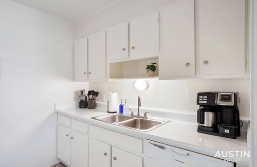 Hancock Apartamento | Airy King Bedroom + Comfortable Living Space by UT