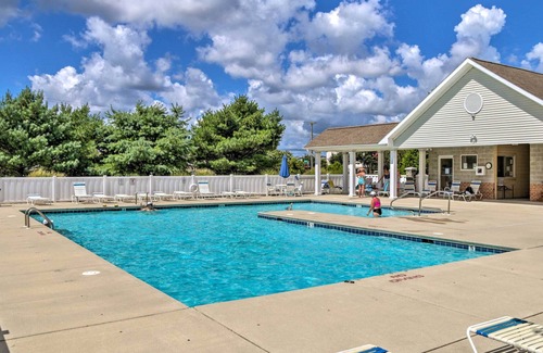 Villages of Five Points Condominio | Airy Lewes Condo with Community Pool!