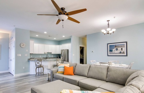 Villages of Five Points Condominio | Airy Lewes Condo with Community Pool!