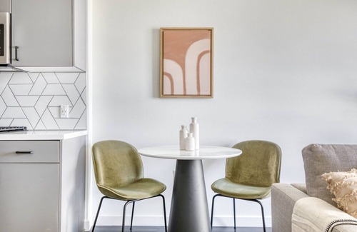 North Pine Apartamento | Airy Long Beach Studio w/ Pool & Gym, walk to Ocean Blvd, by Blueground