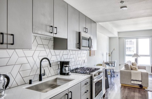 North Pine Apartamento | Airy Long Beach Studio w/ Pool & Gym, walk to Ocean Blvd, by Blueground