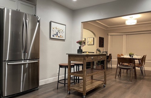 Shasta-Hanchett Park Cabaña | Airy Modern 2BR/2BA - Parking + Laundry + Sleep 6