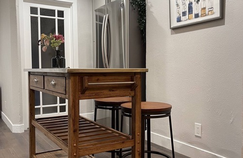 Shasta-Hanchett Park Cabaña | Airy Modern 2BR/2BA - Parking + Laundry + Sleep 6