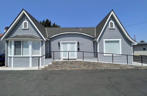 Shasta-Hanchett Park Cabaña | Airy Modern 2BR/2BA - Parking + Laundry + Sleep 6