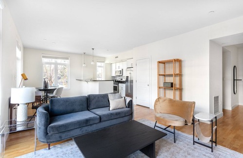 North Cambridge Apartamento | Airy Porter Square 2BR w/ W/D, Elevator, by Davis Station
