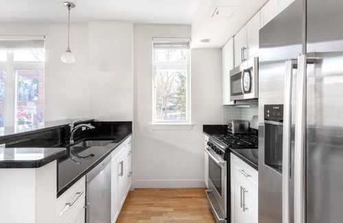 North Cambridge Apartamento | Airy Porter Square 2BR w/ W/D, Elevator, by Davis Station