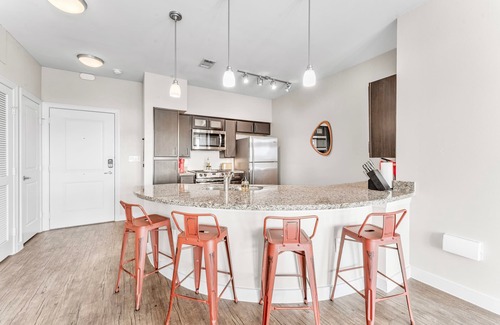 South Congress Apartamento | Airy Soco 2BR King Suite w Gympickleballlaundry