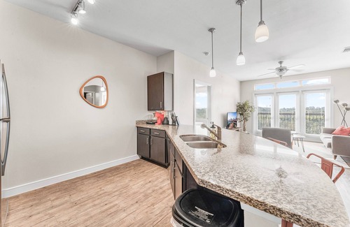 South Congress Apartamento | Airy Soco 2BR King Suite w Gympickleballlaundry