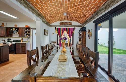 San Miguel Duenas Villa | Airy & Spacious 6/3 for Families near Antigua Gated Community w/ big green areas