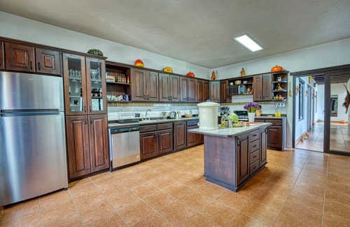 San Miguel Duenas Villa | Airy & Spacious 6/3 for Families near Antigua Gated Community w/ big green areas