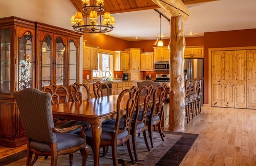 Wapiti Casa | AJ's Outpost- Comfortable family retreat with mountain views