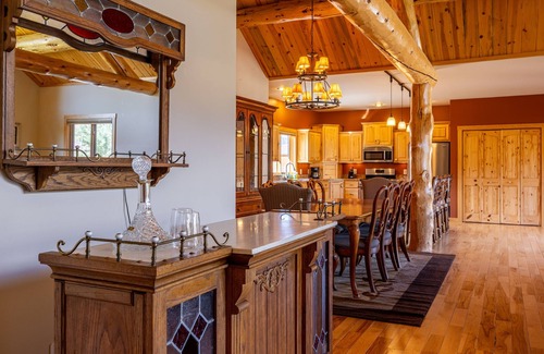 Wapiti Casa | AJ's Outpost- Comfortable family retreat with mountain views