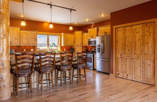 Wapiti Casa | AJ's Outpost- Comfortable family retreat with mountain views