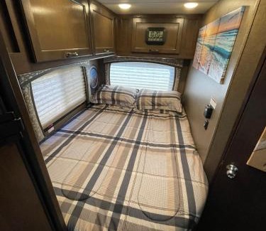 Reseda Otro | AJ-XL RV Rental