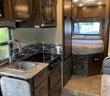 Reseda Otro | AJ-XL RV Rental