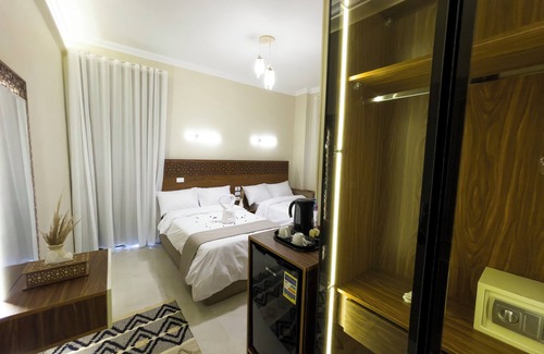 Kafrat al Jabal Hotel | Akhnaton Pyramids View