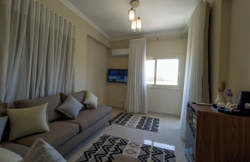 Kafrat al Jabal Hotel | Akhnaton Pyramids View