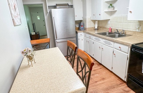 West Akron Apartamento | Akron Abode - 2 pm Check In & Check Out