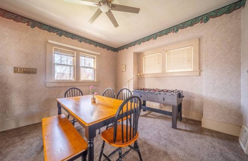 Highland Square Casa | Akron · Eclectic 4 BR in Akron, Highland Square king bed