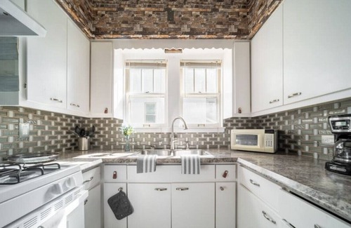 Highland Square Casa | Akron · Eclectic 4 BR in Akron, Highland Square king bed
