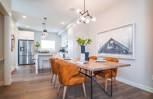 Southeast Edmonton Casa | AK’s Den: Hostel prices, private room comfort, and a therapy cat!