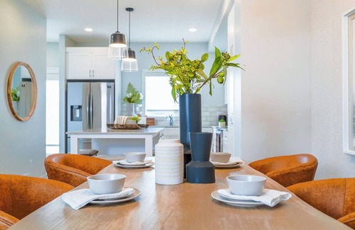 Southeast Edmonton Casa | AK’s Den: Hostel prices, private room comfort, and a therapy cat!