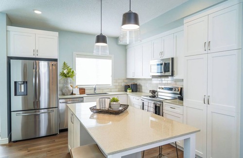 Southeast Edmonton Casa | AK’s Den: Hostel prices, private room comfort, and a therapy cat!