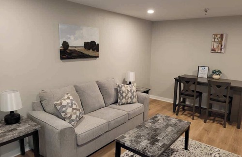 South Central Omaha Apartamento | Aksarben Area-Modern & Spacious