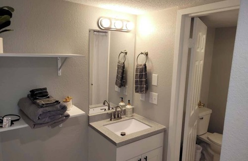 South Central Omaha Apartamento | Aksarben Area-Modern & Spacious
