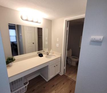 South Central Omaha Apartamento | Aksarben Gem-Easy access to I-80