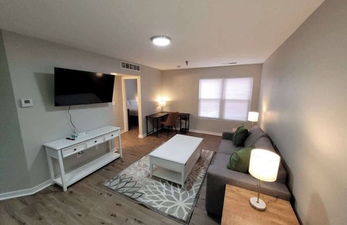 South Central Omaha Apartamento | Aksarben Gem-Easy access to I-80