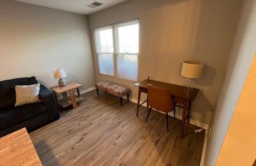 South Central Omaha Apartamento | Aksarben Living-Cozy 1 BDRM 1 BA