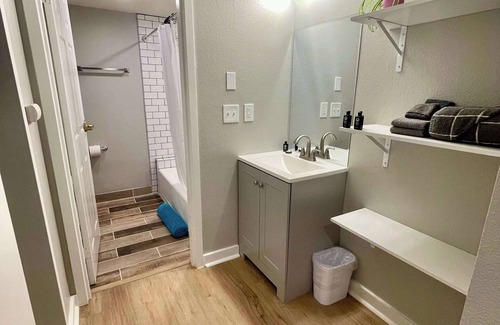 South Central Omaha Apartamento | Aksarben Modern 1Bed ground level with parking