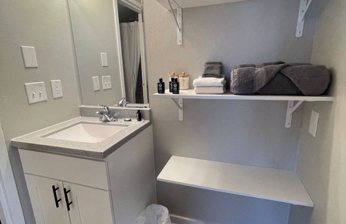 South Central Omaha Apartamento | Aksarben Modern 1Bed ground level with parking
