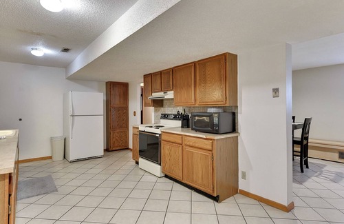 South Central Omaha Apartamento | Aksarben Two Bed, One Bath Duplex Suite