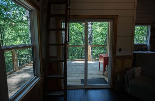 Dahlonega Cabina | Al's Nest: Secluded Treehouse Overlooking Creek