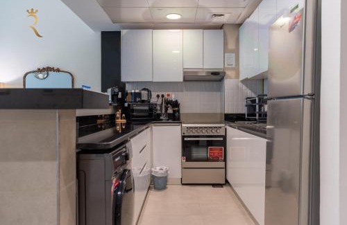 Al Raha Beach Apartamento | Al Vera Elegant 2BR Apartment Private Balcony