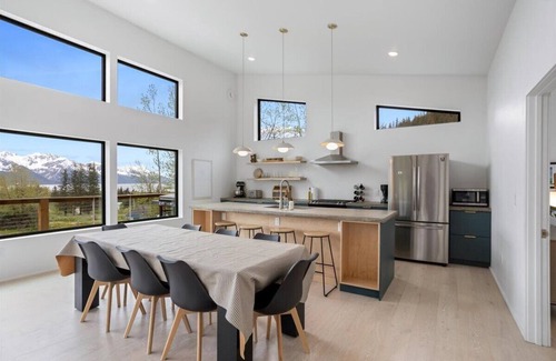 Seward Casa | Alagnaq Inn: Panoramic Views, Modern Retreat