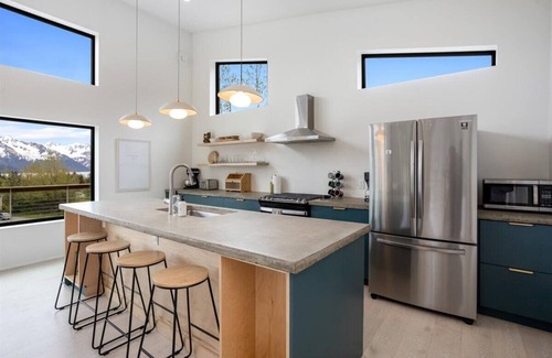 Seward Casa | Alagnaq Inn: Panoramic Views, Modern Retreat