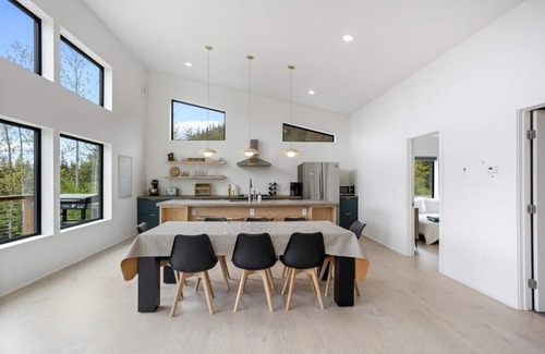 Seward Casa | Alagnaq Inn: Panoramic Views, Modern Retreat