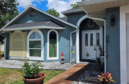 Deltona Lakes Casa | Alameda Guest Room. Bed, Bath & Pool