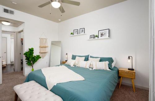 Terrell Heights Apartamento | Alamo Chic King Bed Refreshing Office Desk w/Pool