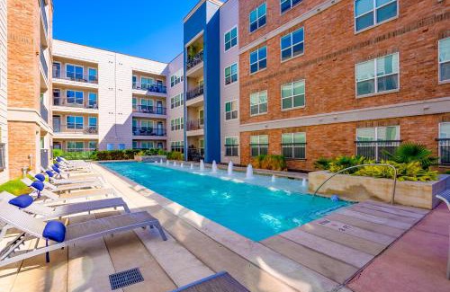 Terrell Heights Apartamento | Alamo Chic King Bed Refreshing Office Desk w/Pool