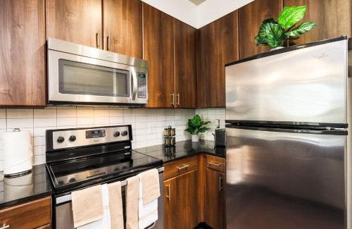 Terrell Heights Apartamento | Alamo Chic King Bed Refreshing Office Desk w/Pool