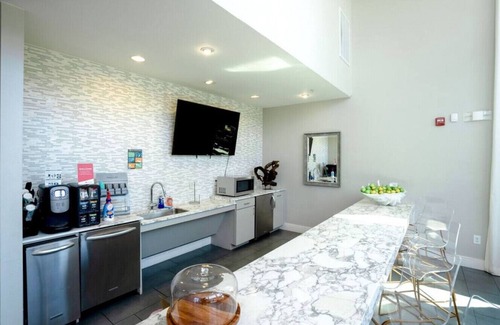 Terrell Heights Apartamento | Alamo Chic King Bed Refreshing Office Desk w/ Pool