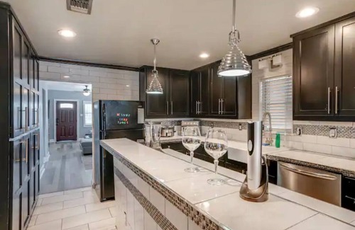 Northwest Los Angeles Heights Casa | Heated Pool l Fun Backyard l PS5 & XBOX l Movie Theater