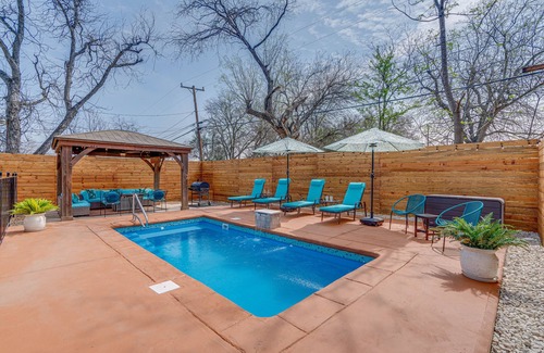 Northwest Los Angeles Heights Casa | Heated Pool l Fun Backyard l PS5 & XBOX l Movie Theater