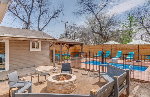 Northwest Los Angeles Heights Casa | Heated Pool l Fun Backyard l PS5 & XBOX l Movie Theater