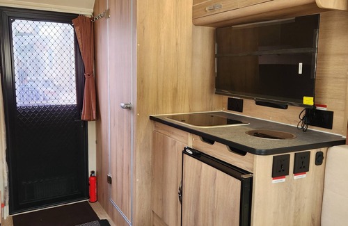 Al Ashkharah Alquiler De RV | AlAshkhara Caravans (BJNCO RVS)